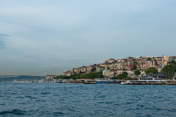 Fototapeta premium トルコ イスタンブールのアジア側のユスキュダルの街並みと7月15日殉教者の橋