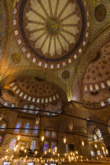 Fototapeta na wymiar トルコ　イスタンブールの旧市街に建つスルタンアフメト・モスク、別名ブルーモスクの礼拝堂内