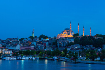 トルコ　イスタンブールの金角湾の夜景と旧市街の街並みと丘の上に建つライトアップされたスレイマニエ・モスク