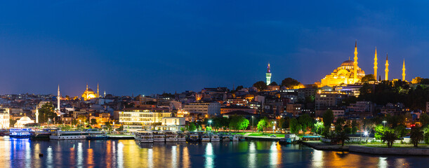 トルコ　イスタンブールの金角湾の夜景と旧市街の街並みと丘の上に建つライトアップされたスレイマニエ・モスク