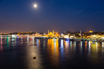 トルコ　イスタンブールの金角湾の夜景と旧市街にあるライトアップされたニューモスク