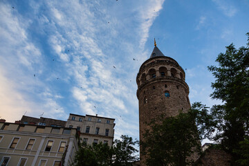 Fototapeta na wymiar トルコ　イスタンブールの新市街のガラタ地区に建つガラタ塔