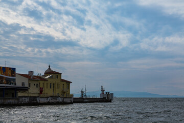 トルコ　イズミルの海岸沿いの街並み