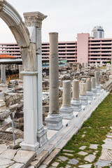 トルコ　イズミルの古代アゴラ遺跡にあるコリント様式の支柱