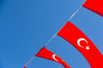 トルコ　カイセリの共和国広場で旗めくトルコ国旗
