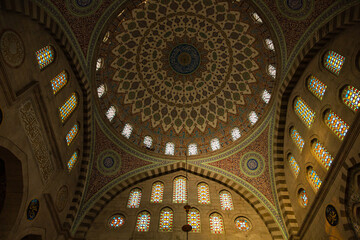 Fototapeta na wymiar トルコ　カイセリの市街地にあるブリュンズモスクの礼拝堂内の天井のドーム