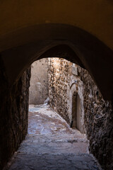 Obraz premium トルコ マルディンの旧市街の路地裏のトンネル