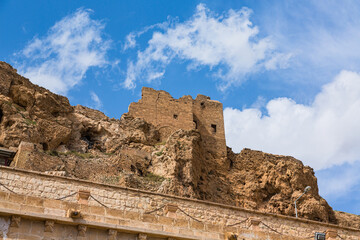 Fototapeta na wymiar トルコ　マルディンの旧市街から見える山頂に建つマルディン城