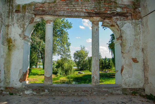 Ruinen eines Pavillons im Oleksandriya Park in der Ukraine