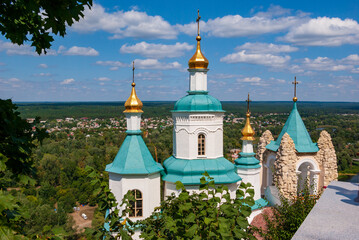 Fototapeta na wymiar Kuppeln der orthodoxen Kirche, Kloster Swjatohirsk, Ukraine