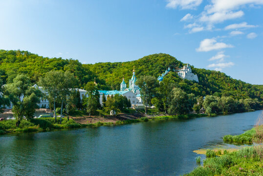 Kloster  Swjatohirsk am rechten Ufer des Flusses Seversky Donez an einem sonnigen Sommertag. Ukraine