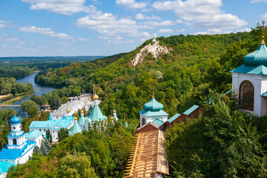 Blick von oben auf das Kloster  Swjatohirsk und den Fluss Seversky Donez an einem sonnigen Sommertag. Ukraine