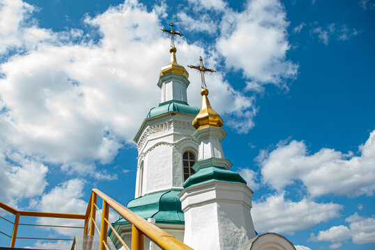 Goldene Kuppeln der orthodoxen Kirche gegen den Himmel. Kloster Svyatogorsk, Ukraine
