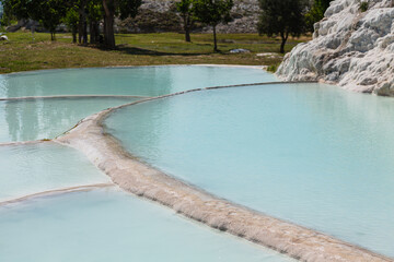 トルコ　ヒエラポリス・パムッカレの白い石灰棚と青い水のプール