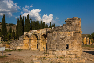 Naklejka na ściany i meble トルコ　ヒエラポリス・パムッカレのヒエラポリス遺跡のフロンティヌスの門