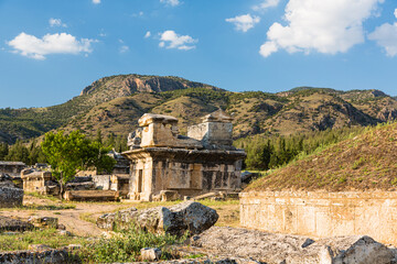 Fototapeta na wymiar トルコ　ヒエラポリス・パムッカレのヒエラポリス遺跡の巨大墓地、ネクロポリス