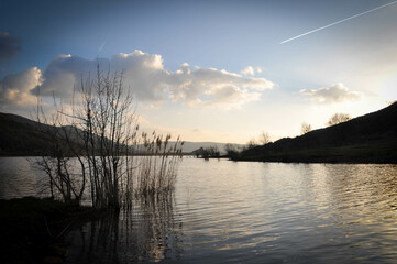 traversée aérienne sur les berges du lac