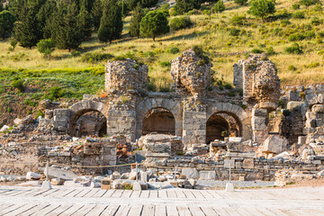Fototapeta na wymiar トルコ　エフェソスの古代都市遺跡にあるバリウスの浴場