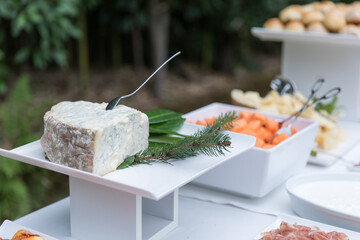 Formaggio gorgonzola su tavolo da buffet