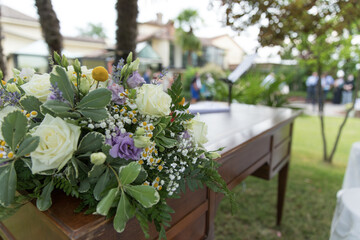 Fiori su tavolo per cerimonia 