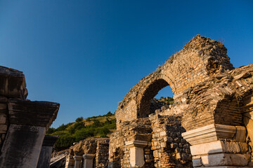 トルコ　エフェソスの古代都市遺跡のスコラスティカの浴場