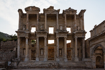 トルコ　エフェソスの古代都市遺跡にある世界三代図書館の一つセルシウス図書館