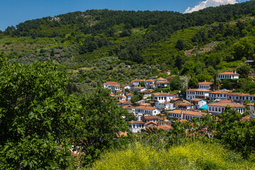 Fototapeta na wymiar トルコ　シリンジェの山の斜面に広がる町並み