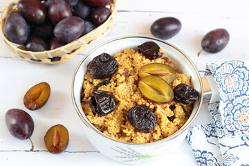 Kasza jaglana ze śliwkami