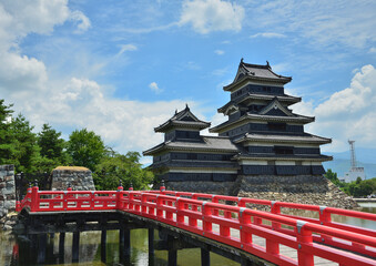 青空と松本城