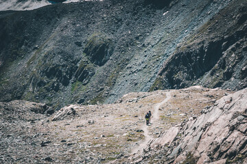 coppia che cammina in montagna. Trekking in montagna