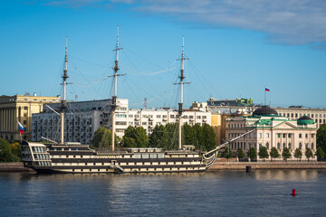 Obraz premium Sailing ship replica in Neva Embankment in Saint Petersburg, Russia