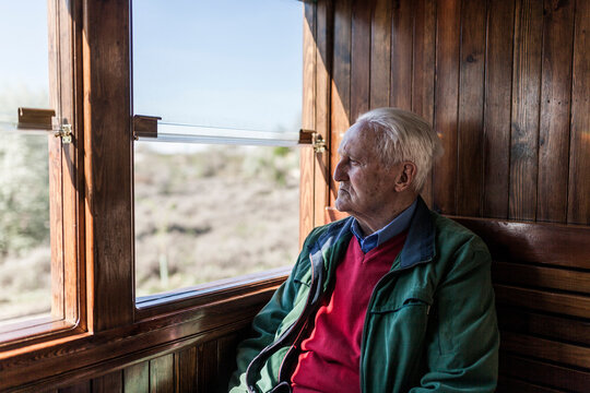 Journey to the memory of an old man in the train of his youth