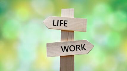 道しるべと緑背景_2方向_真ん中_LIFEとWORK文字入り