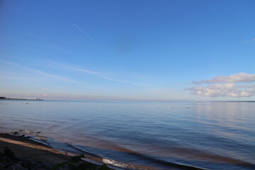 Obraz premium view of the bay on an autumn morning in the city
