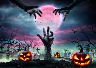 Deurstickers Zombiehanden stijgen op uit een kerkhof met volle maan en Halloween-pompoenen © Romolo Tavani