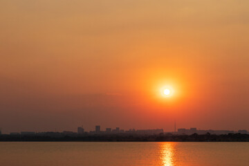 P&ocirc;r do sol sobre a cidade e o lago em Bras&iacute;lia, Brasil.