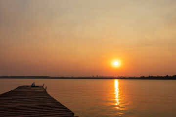 Pôr do sol com píer sobre a cidade e o lago em Brasília, Brasil.