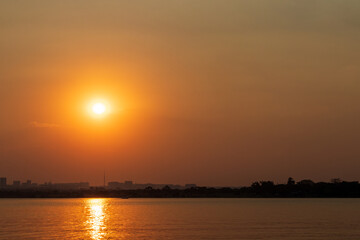 Pôr do sol sobre a cidade e o lago em Brasília, Brasil.