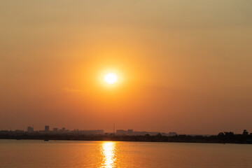 Pôr do sol sobre a cidade e o lago em Brasília, Brasil.