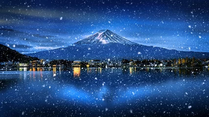 Papier Peint photo Lavable Mont Fuji Neige tombant à la montagne Fuji, saison d& 39 hiver au Japon.