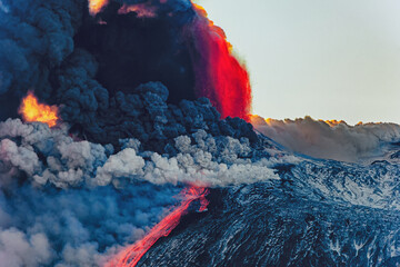 Particolare di parossismo dal cratere sommitale dell'Etna 