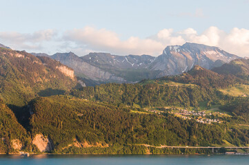 Fototapeta premium Gersau, Vierwaldstättersee, Seeufer, Oberbauenstock, Niederbauenstock, Klewenalp, Aussicht, Landwirtschaft, Wanderweg, Schifffahrt, Abendstimmung, Sommer, Schwyz, Schweiz