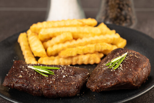 Gebratenes Straußensteak mit Pommes