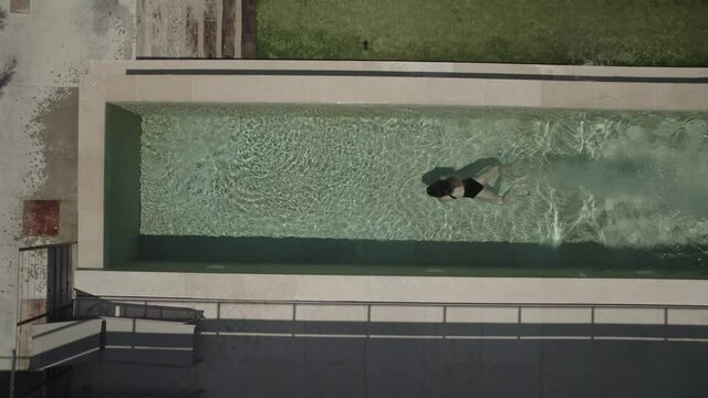 Mujer se tira a la piscina  (Formato D-log para edici&oacute;n profesional)