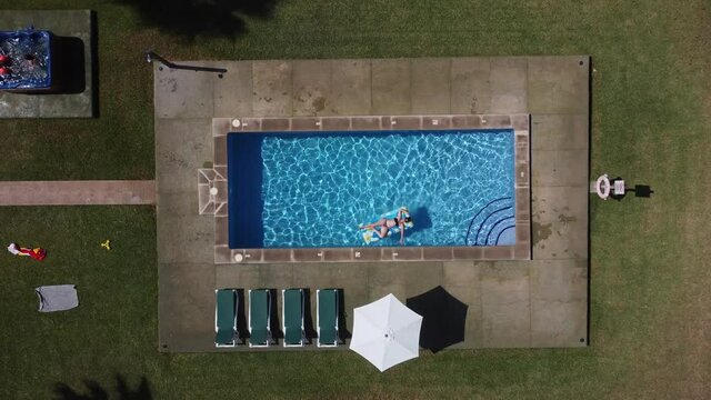 Mujer piscina con flotador  (Formato D-log para edici&oacute;n profesional)