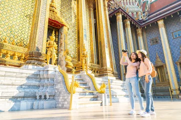Crédence de cuisine en verre imprimé Bangkok women friends traveler sightseeing in temple Thailand