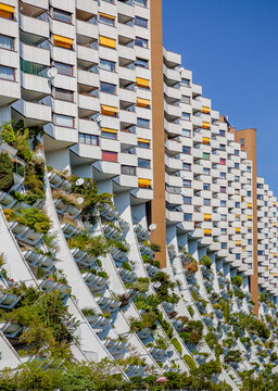 Vienna, Austria: Alterlaa apartment housing concept with green facade and colorful balconies designed by Harry Gl&uuml;ck