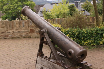 Alte Kanone im Schlosspark des oberen Schlosses in der Altstadt von Siegen im Siegerland