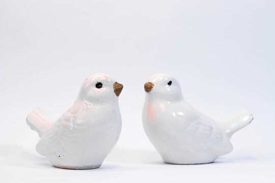 Paloma de cer&aacute;mica - Palomas de arcilla - tortolas de la paz - palomas de paz - Tortolas solitarias - aves blanca de cer&aacute;mica sobre fondo blanco