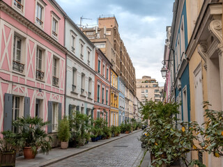 Fototapeta na wymiar Rue piétonne dans Paris avec des façades d'immeubles colorées